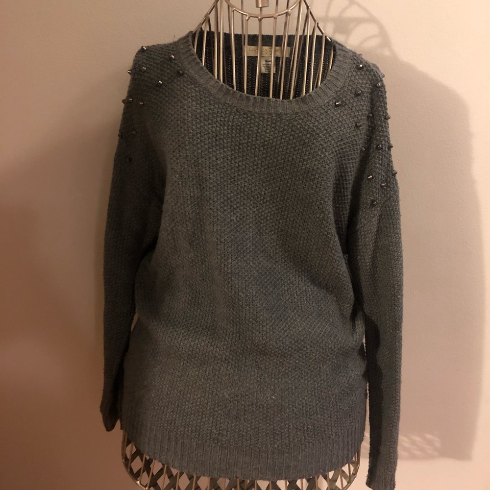 GREY KNITED SWEATER WITH STUDS
